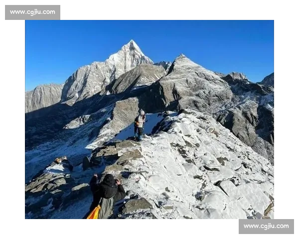 四姑娘山滑坠悲剧：16 岁少年未戴安全绳坠亡，航拍仅见雪地血迹